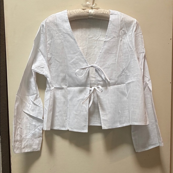 🆕 White Long Sleeve Tie-Front Blouse size small - Picture 1 of 5